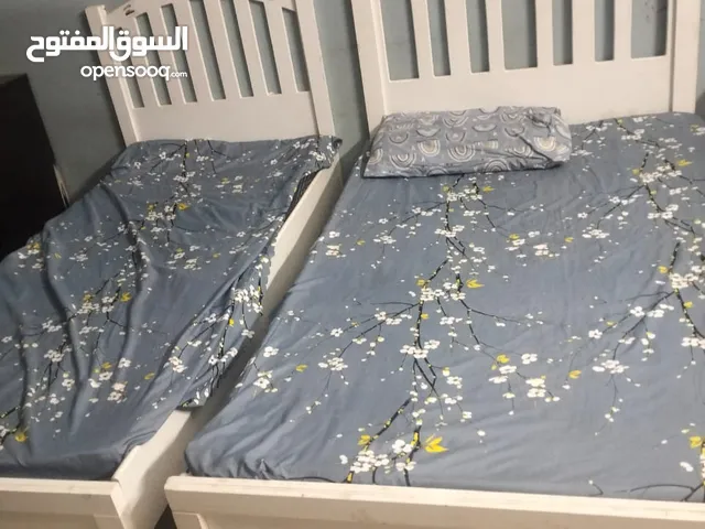 سرير نفر ونص و سرير نفر مستعملان استعمال خفيف، يمكن شراء السريران معا او اي واحد لوحده