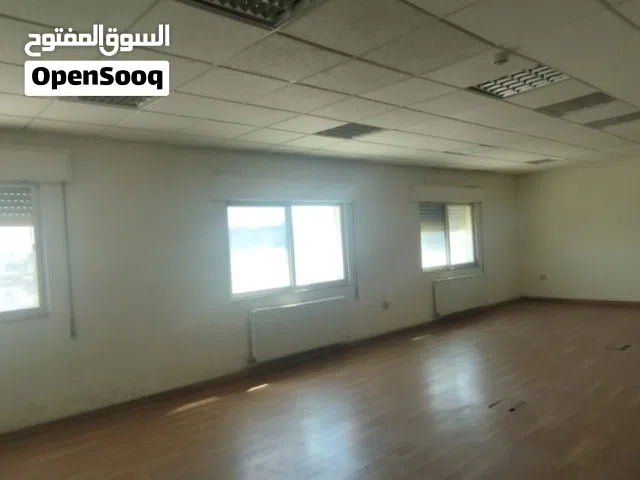 طابق مساحة 560 متر مربع، تقسيم مكاتب مع ريسبشن، مشغول سابقا من شركة IT عالمية. ارضيات باركيه