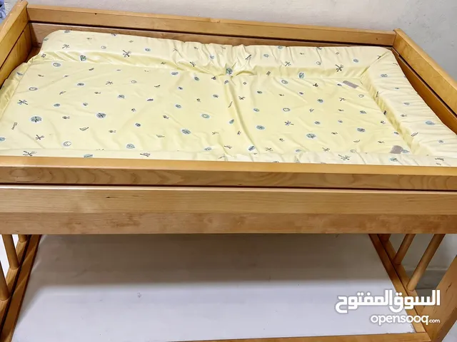 سرير أطفال مستخدم نضيف  10 دينار