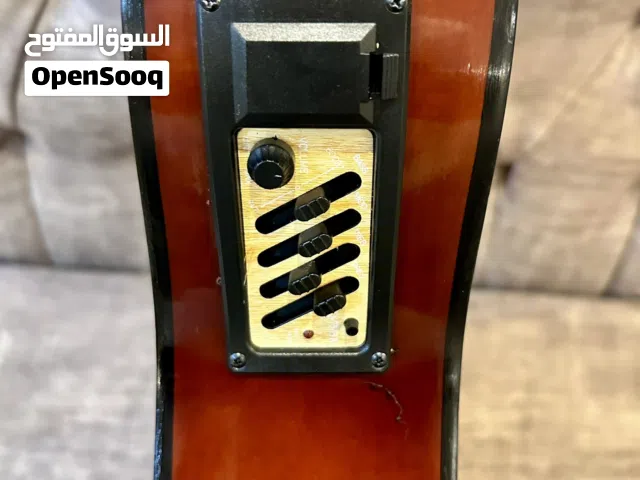 Electric Guitar جيتار مطور ماركة دراقون فلاي كهربائي ويعمل كجيتار عادي . مستعمل مع الكرتون