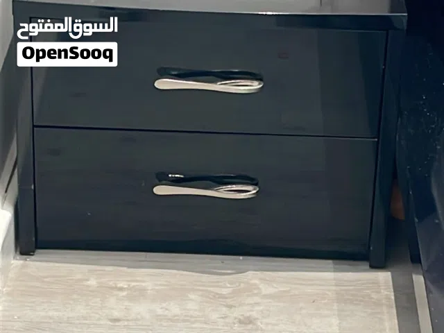 كومادينات عدد 2  خشب غلوس  بحالة الجديد للبيع