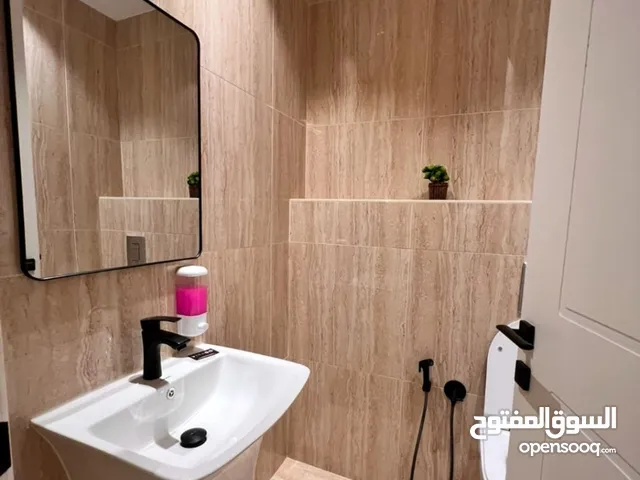 شقة غرفتين وصالة جاهز ومطبخ وحمامين لا يجار شهري من المالك مباشرة