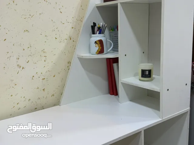 مكتب لون ابيض