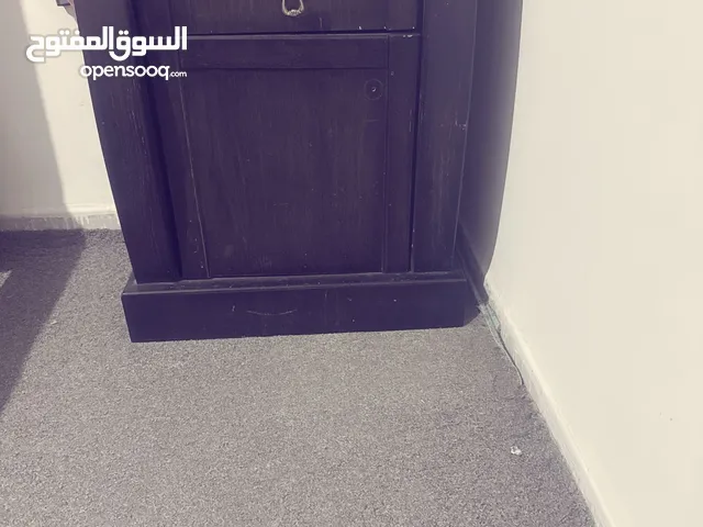 غرفة نوم وطاولة سفرة