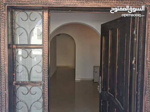 للبيع منزل طابقين 5 غرف في الخوض قريب جامع محمد بن عمير مؤجر بعقد 3 سنوات ب 300ريال