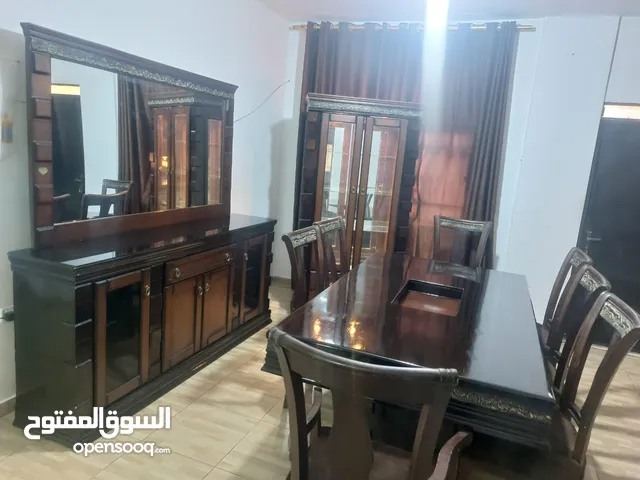 طاولة سفره 8 مقاعد  نظيفه 400د