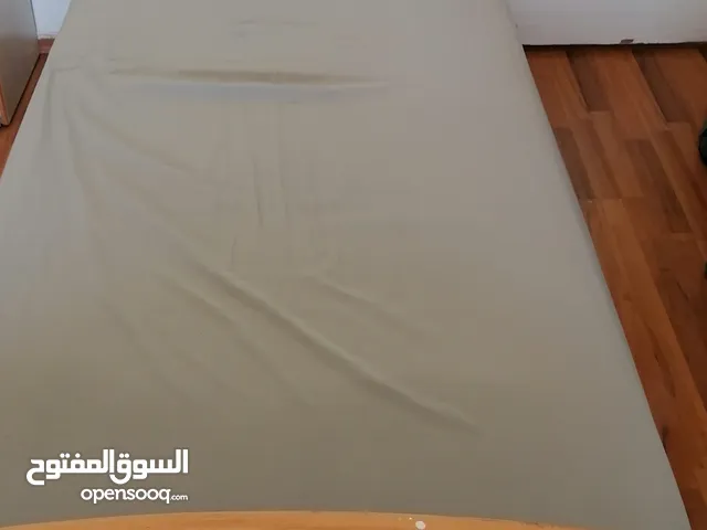 تخت خشب زان بحاله جيده مع فرشه