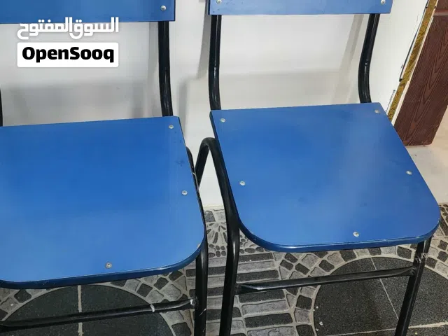 كراسي جامعيه لون ازرق خشبي والحديد قوي شبه جديد