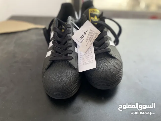 أحذية ماركات كلة نايك وأديداس