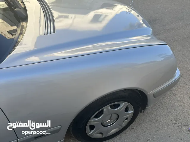 Mercedes e200 classic مرسيدس E200  كلاسيك مع محرك كومبرسر مالك وحيد سيارة برا وجوا ماشالله نضيفة .