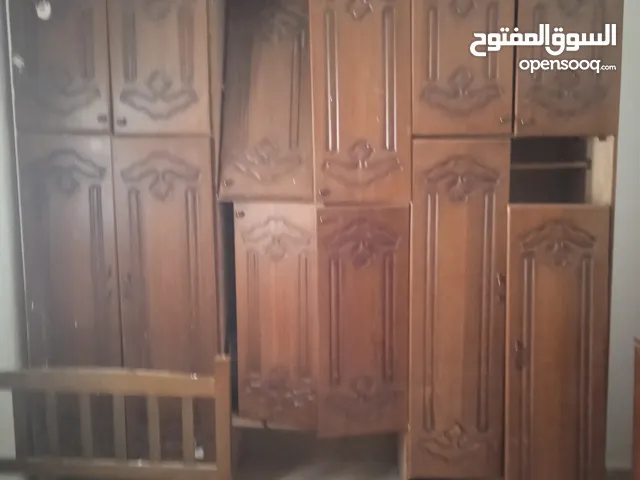 دولاب ملابس ومعاه مدخل ومعاه رفوف مع بعظ200د