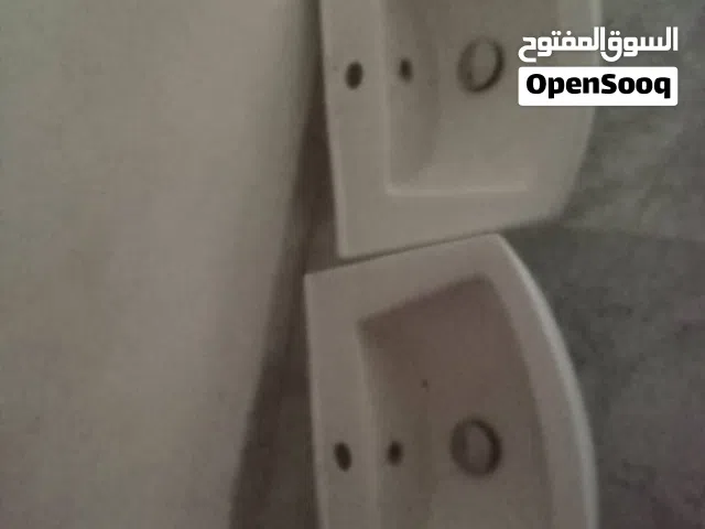 مغاسل اسباني مستعمله بحالة ممتازة الا المراي مكسورة من طرف بس موجود الإطار تبعها