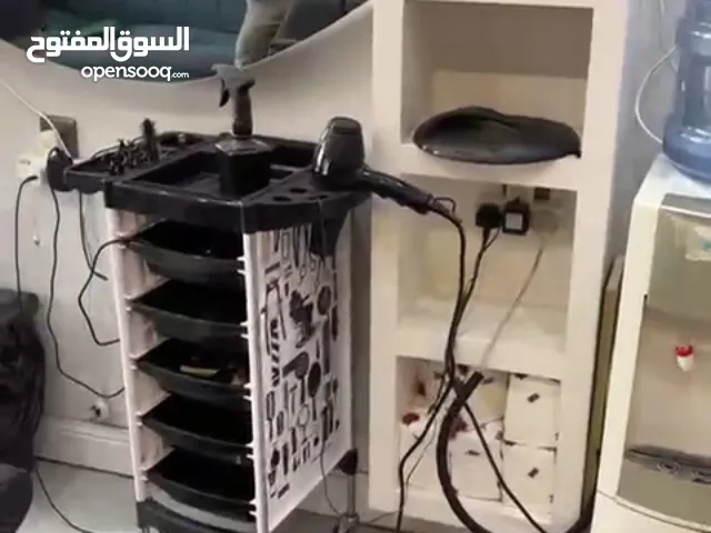 أدوات وأغراض محل حلاقة للتقبيل كامل الأشياء الموجودة في المحل للبيع معدات شبه جديدة تماما..