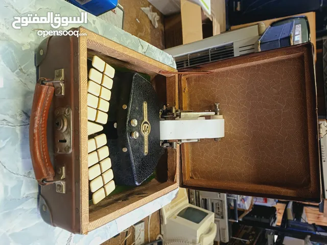 طابعة انتيك مع حقيبة جلد مميزة