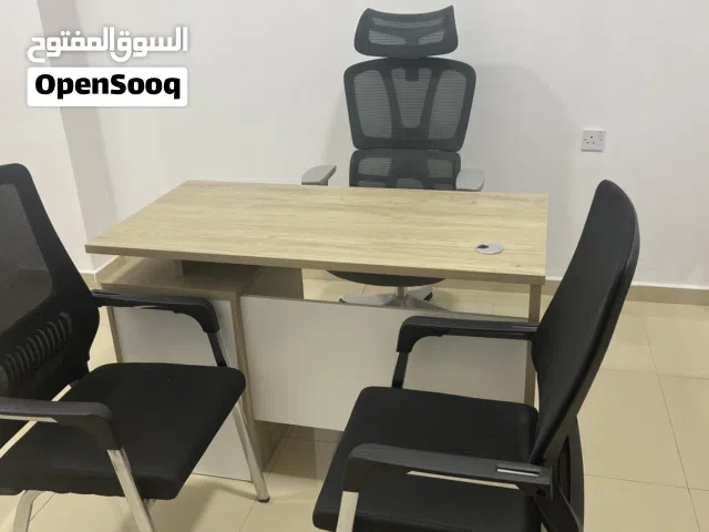 Office Desk with 3 Chairs – Excellent  condition  مكتب مع 3 كراسي للبيع – استخدام خفيف