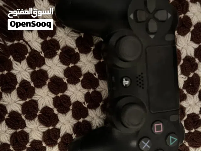 يد بلاي ستيشن 4 اصليه بحاجة الى تصليح بدها قيرين وبطاريه