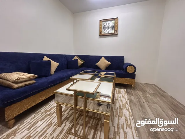 كنب كحلي مستعمل نظيف مع الطاولات