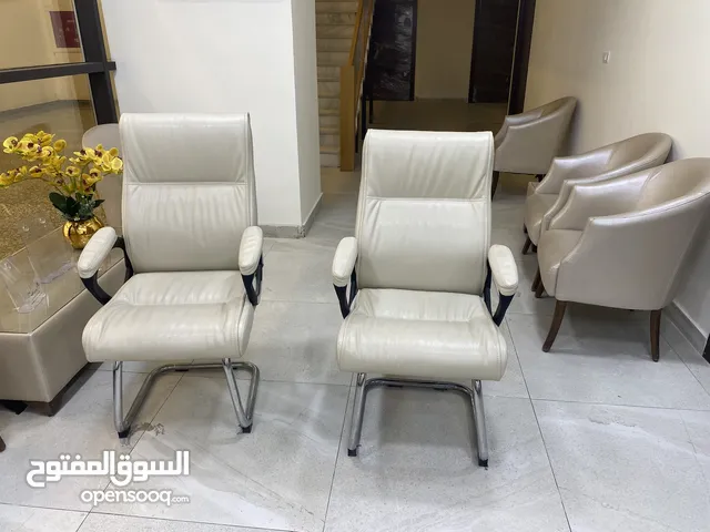 كراسي جلد لون بيج بحالة ممتازة للبيع السعر للكرسي الواحد
