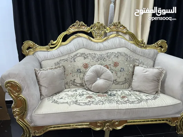 للبيع طقم كنب فاخر + طاولات بسعر مميز