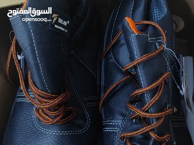 حذاء سلامه يستخدم للعمال نفط