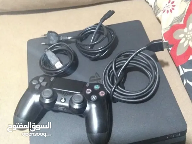 Ps4 للبيع الجهاز شبه جديد