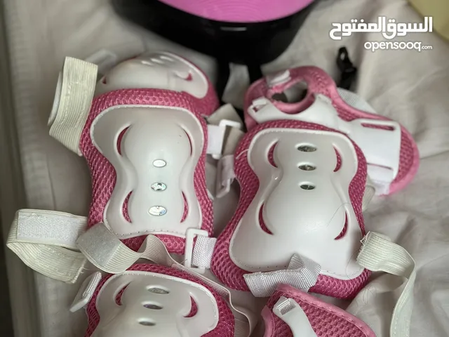 خوذة وحماية يدين وقدمين