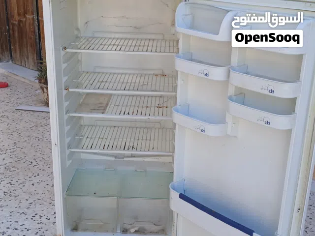 ثلاجةارشوليك حالة جيدة ماتشكي من شي لم تدخل صيانة  فيها تسوس خارجي تبريد ماشاء الله  اخوذ وجرب وجيب