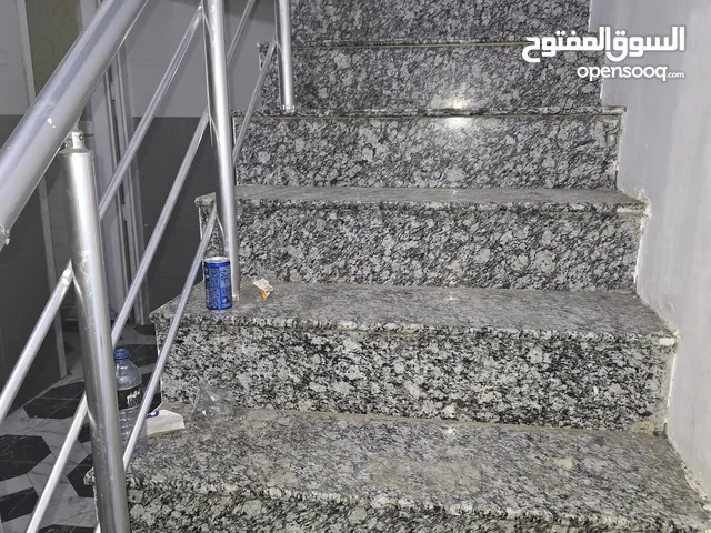 مشتمل طابقين تصميم  جديد ونظيف مساحة 75م طابق الارضي يتكون من باب حديد وطارمه واستقبال ومطبخ مفتوح