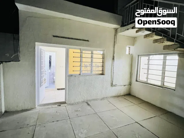 شقه للايجار طابق اول معزوله في القادسيه مقابيل السكه مباشر محله 606