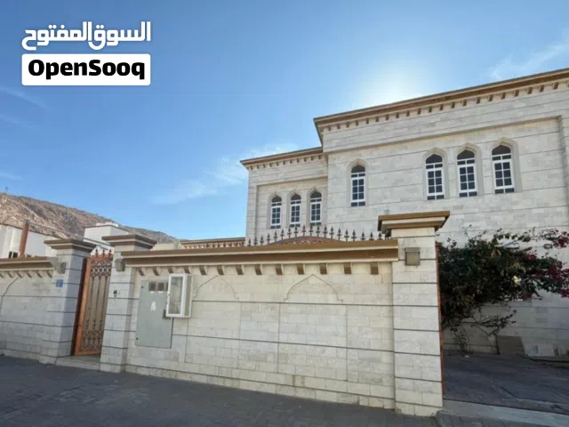 العامرات المحج  فيلا + 3 شقق فرصة للاستثمار او السكن