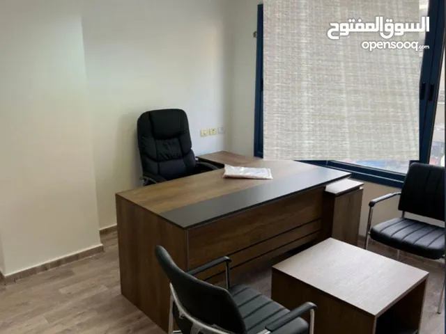 مكتب مستعمل للبيع في حالة ممتازة.