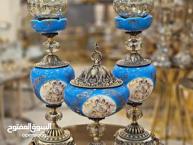 شمعداناتنا وأوعية الحلويات المصنوعة يدويًا تضفي لمسة فنية فاخرة إلى مساحتك بجانب الأريكة