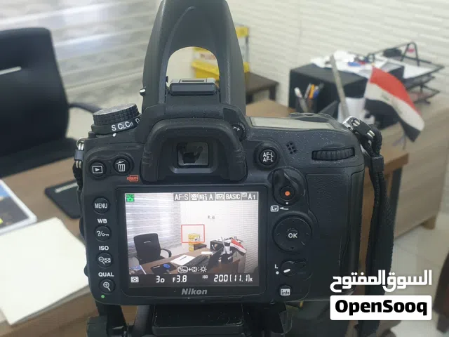كاميرا نيكون D7000 مه ملحقاتها مع ستاند هيدروليك مضاد اهتزاز