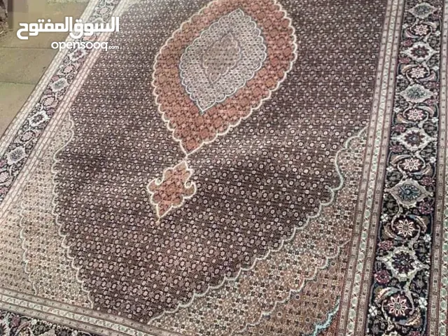 سجاد صوف و حرير ايراني صنع يدوي رسومات هندسية يتميز عن باقي السجاد