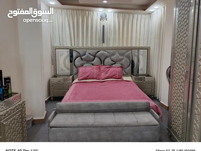 غرفة نوم حلوه كتيررر اسمها غرفه الامبراطور راقيه جداا وفيها ميزات جميله واضأه داخليه