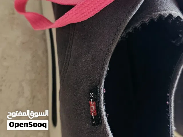 حذاء بناتي مريح قياس 36 للبيع