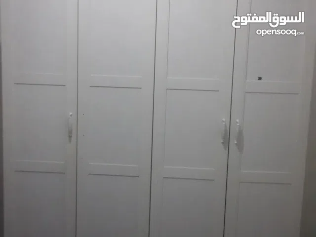 دولاب و سريرين للبيع