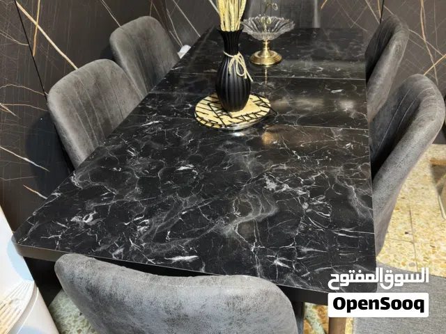 للبيع طقم سفرة بحالة ممتازة مثل الجديد 6 كراسي مريحة وثابتة