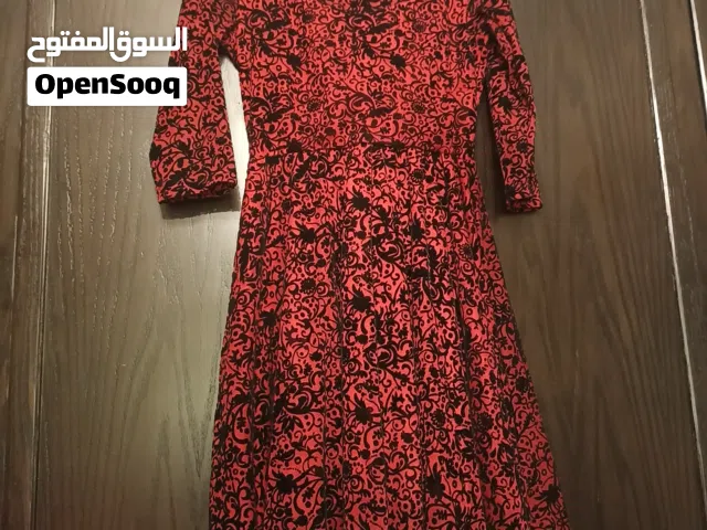 فستان ستاتي لون احمر واسود مع حزام ذهبي و اسود