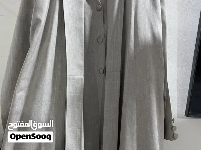 عباية لونها بيجي قياس 52