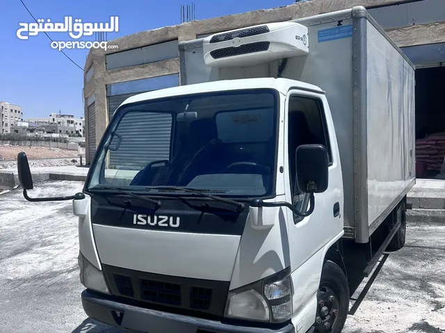 ثلاجة ايسوزو 2013 nqr للبيع وقابل للبدل على سيارة سيدان شخصية