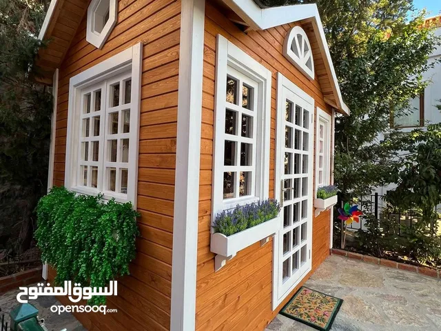 كوخ مصنوع بالكامل من الخشب