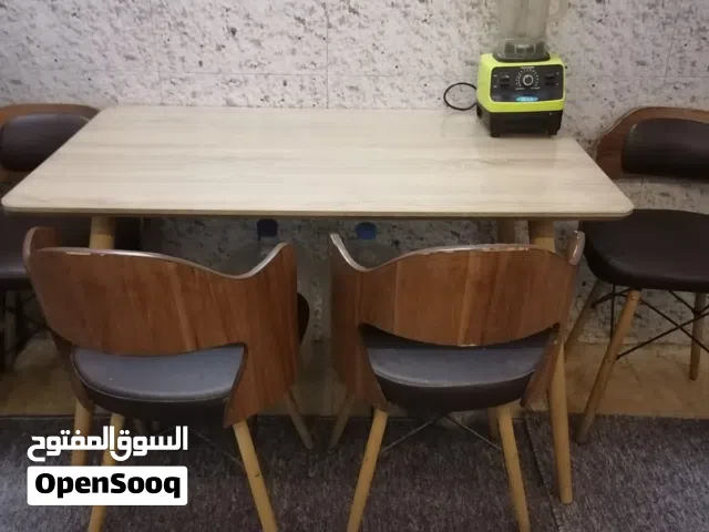 ميز طعام خشب للبيع مع اربع كراسي