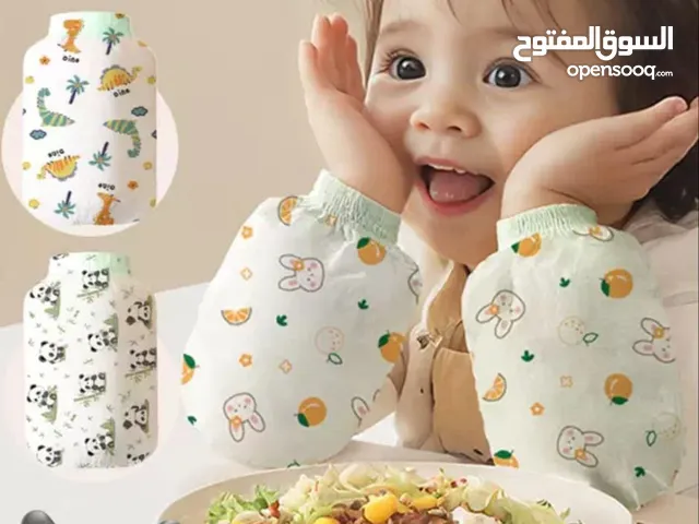 خلي ملابس طفلك دايمًا نظيفة ومرتبة مع أكمام الحماية المضادة للماء بتحمي الأواعي من الأكل، الرسم،
