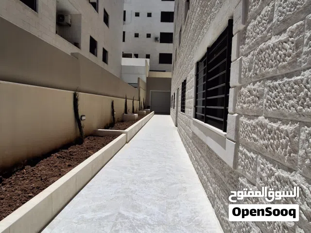 الجبيهة 160م وتراس امامي وحديقة 120م وكراج خاص