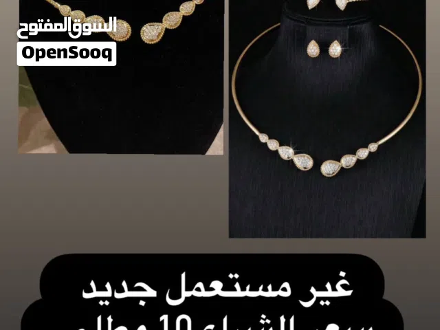 طقم مطلي للبيع مع فساتين