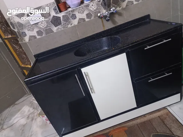 سنك مرمر تفصال قطعة وحدة مصمم لتحمل وزن ثقيل وضد الماء جديد 98٪ مبطن متر ونص مستعمل قليل ب 200