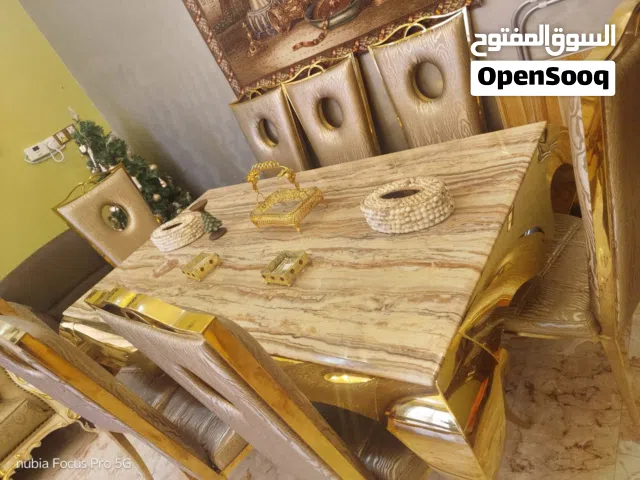 تخم قنفات مع ميز طعام