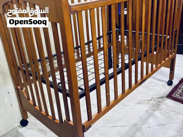 سرير أطفال + كرسي + حوض استحمام وتغيير + ماترس