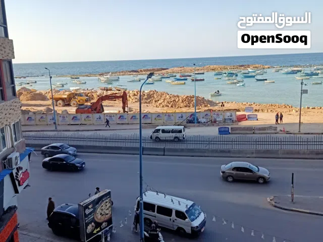 شقة دوبلكس اول نمرة من البحر 3 غرف 2 حمام للايجار اليومي والاسبوعى و الشهرى بسيدى بشر ميامى قرب خالد